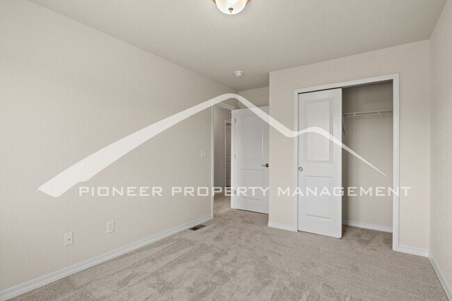 Building Photo - Modern 3-Bed + Office. Multi-Level Townhou...