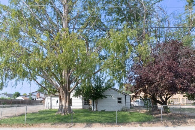 Building Photo - 1117 N Midland Blvd