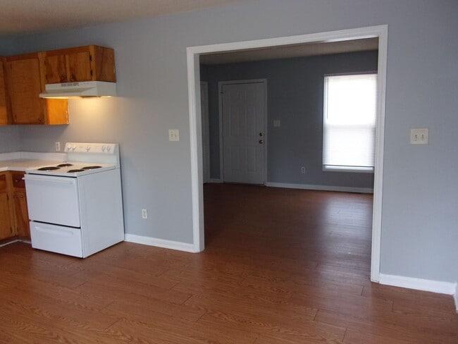 Building Photo - Large home in desirable location!