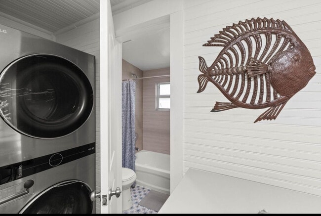 Washer & Drier - 3477 Hibiscus St