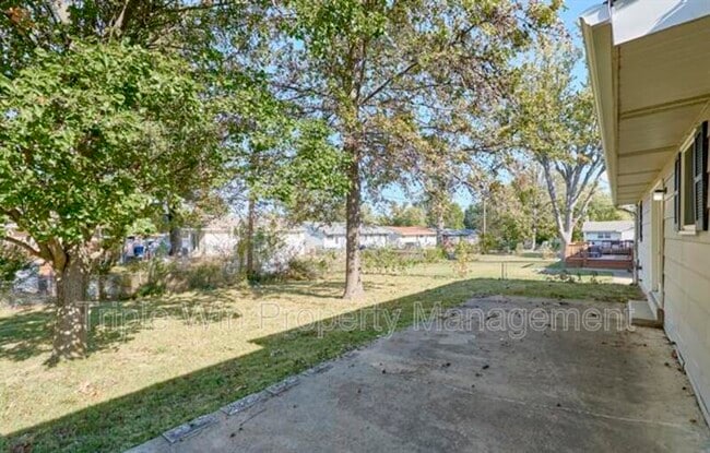 Building Photo - 1405 Willowbrook Dr