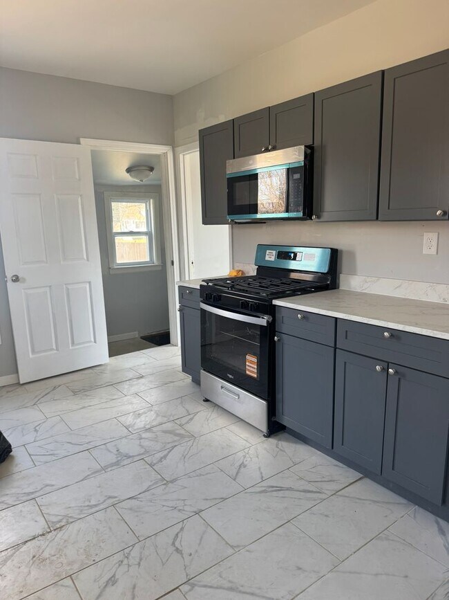 Building Photo - Fully Updated 3 Bedroom - 1 bathroom - $1,375