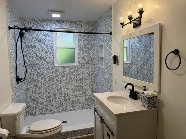 Building Photo - 2901 Lindsay Ave