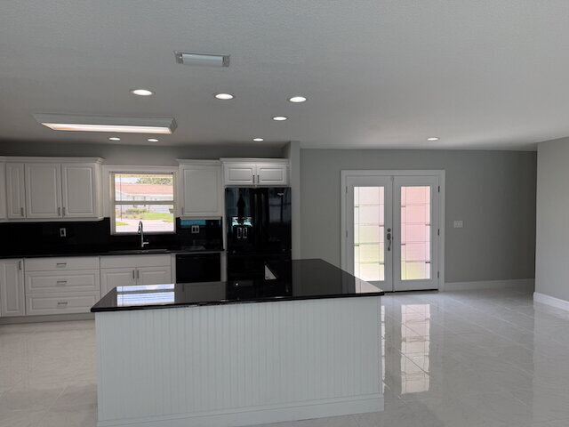 Building Photo - Remodeled Pool Home Located in the Very De...