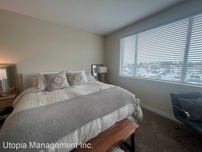 Building Photo - 2 br, 2 bath House - 4167 Warner Ave., #202