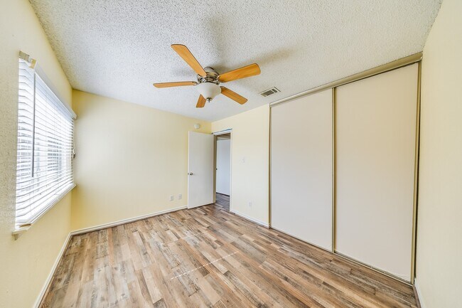 Building Photo - 2391 Crescent Park Dr
