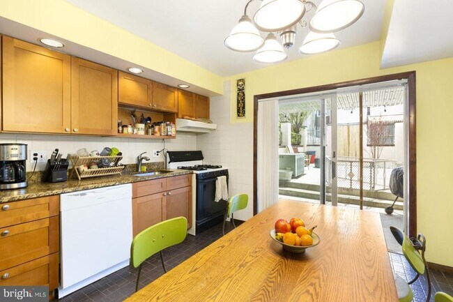 Building Photo - 3285 Chatham St