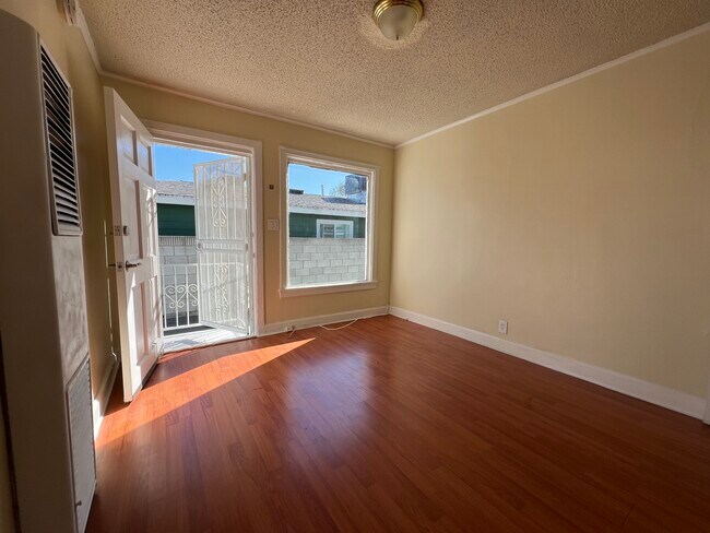 Living room (main entrance) - 3150 Casitas Ave