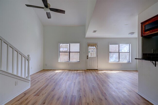 Building Photo - 512 Eberhart Ln