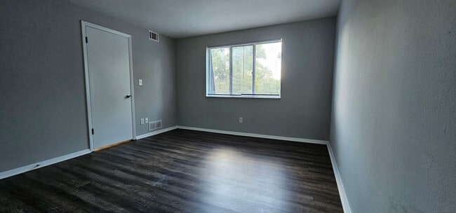 Building Photo - Spacious 1-Bedroom Apartment in Peaceful K...