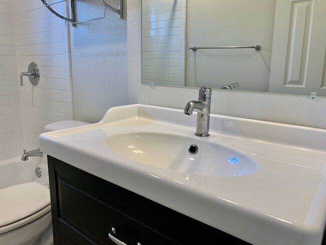 Building Photo - Remodeled & Stunning 2/1 Duplex in South A...