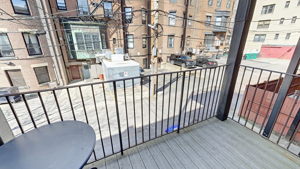 Building Photo - 529 Newbury St