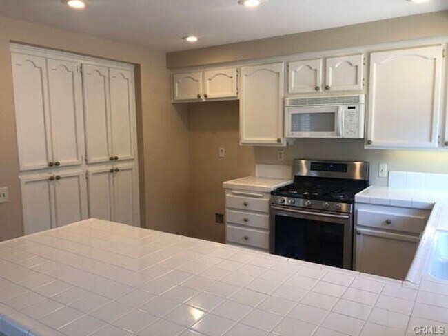 Building Photo - Beautiful End-Unit Townhome in the Desirab...