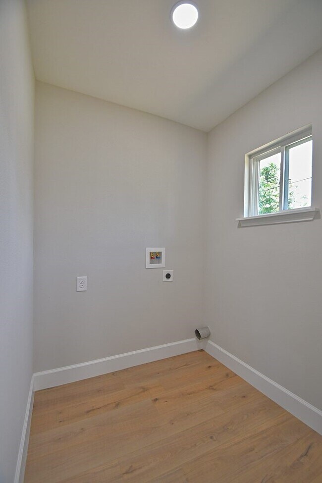 Building Photo - 10910 Fullerton Dr