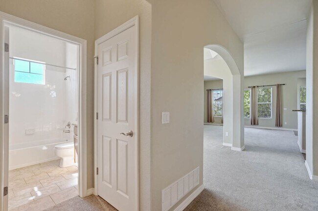 Building Photo - Main Level Living in Pine Creek...Views ar...