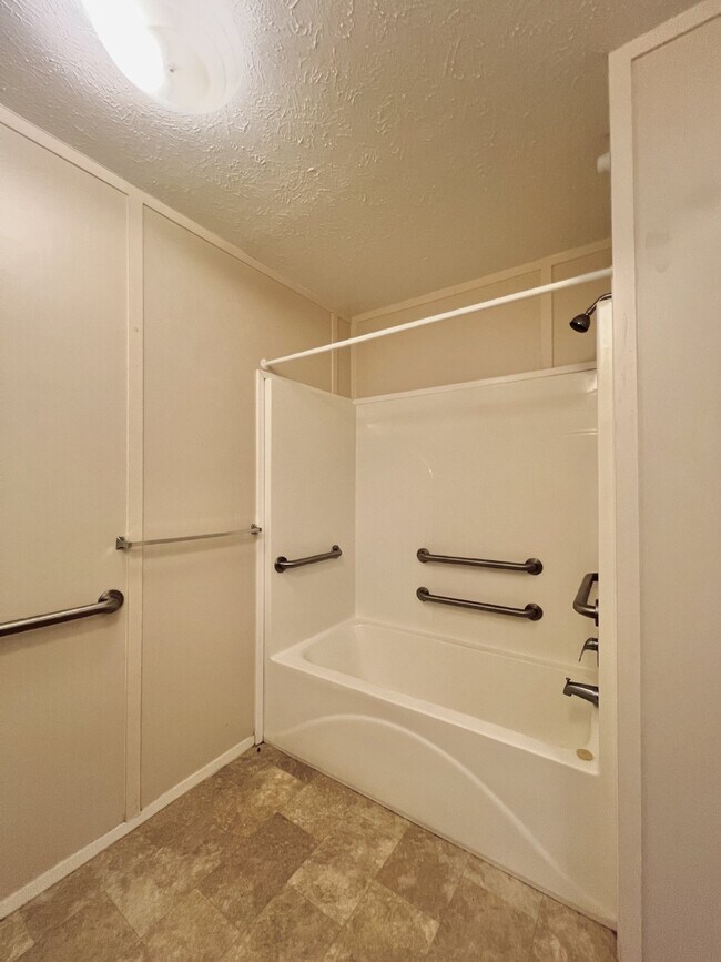 Building Photo - **COMING FIRST WEEK OF SEPTEMBER SPACIOUS 2 bd. 2 bath MOBILE HOME**