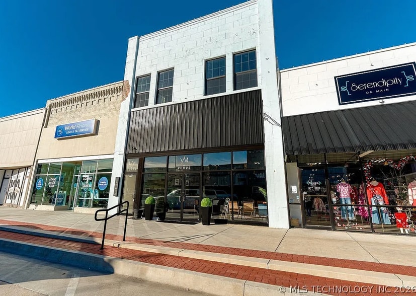 Building Photo - 118 E Main St