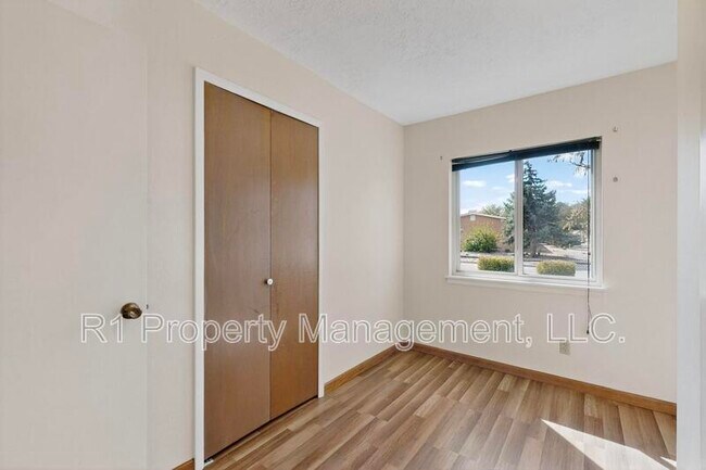Building Photo - 2702 Avenida Del Sol