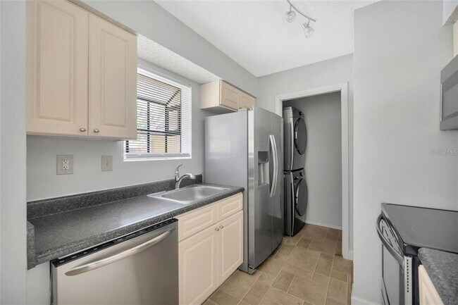 Building Photo - 8647 Mallard Reserve Dr