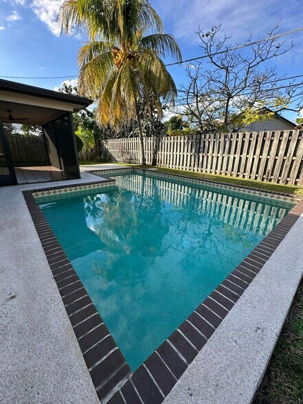 Building Photo - 3291 SW 4th St