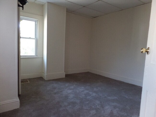 Building Photo - 2 Bedroom House w/ washer and dryer hook up