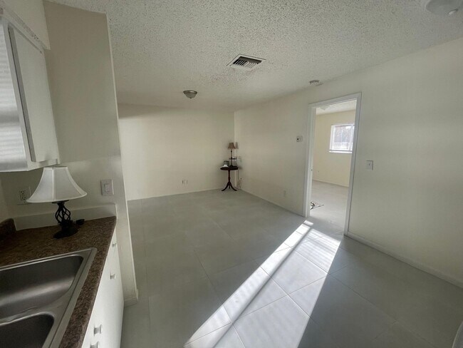 Building Photo - 2357 Lafayette St