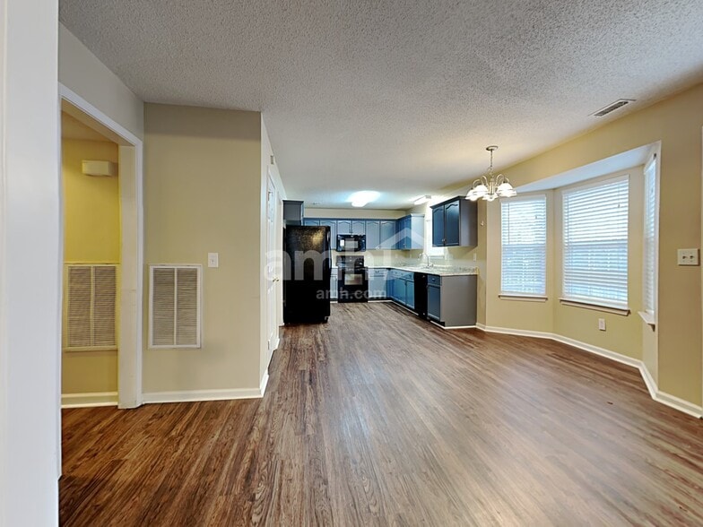 Building Photo - 4010 Logan Cir