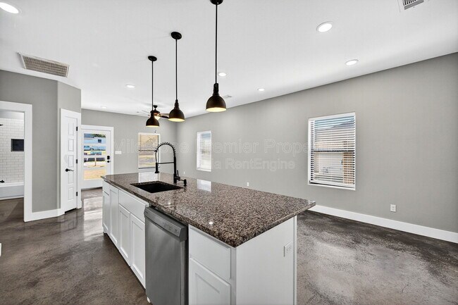 Building Photo - 1507 S 7th Ave