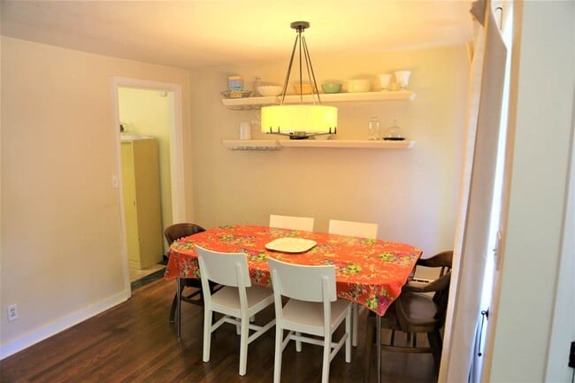 Building Photo - Charming 2 bed 1 bath Furnished, Utilities...