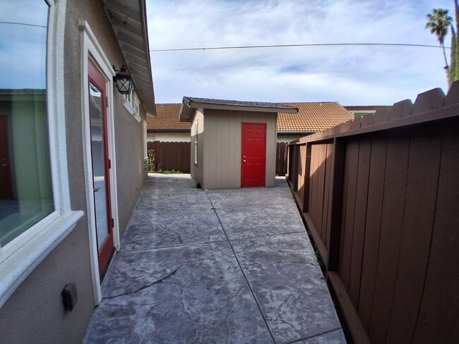 Building Photo - 2112 Eicher Ave