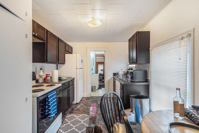 Building Photo - 428 S Division St