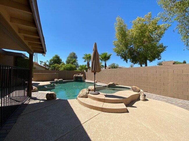Building Photo - Very nice single level home