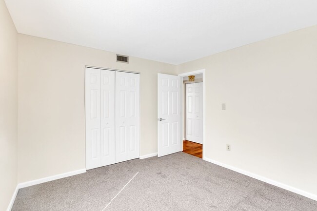 Building Photo - Charming First Floor Condo Available for Rent