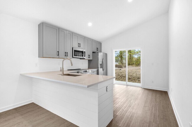 Building Photo - 972 W 9th St