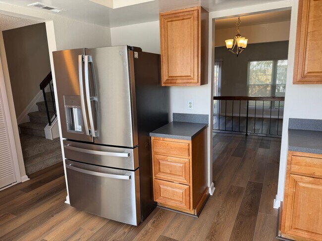 Building Photo - WINDSOR OAKS WEST - Three Bedroom Townhome