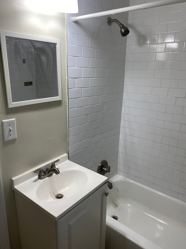 Building Photo - 2046 W 17th St