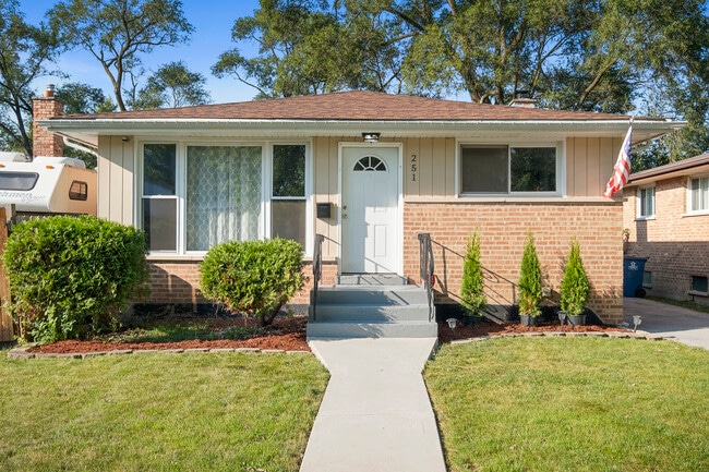 Primary Photo - 251 Hickory St