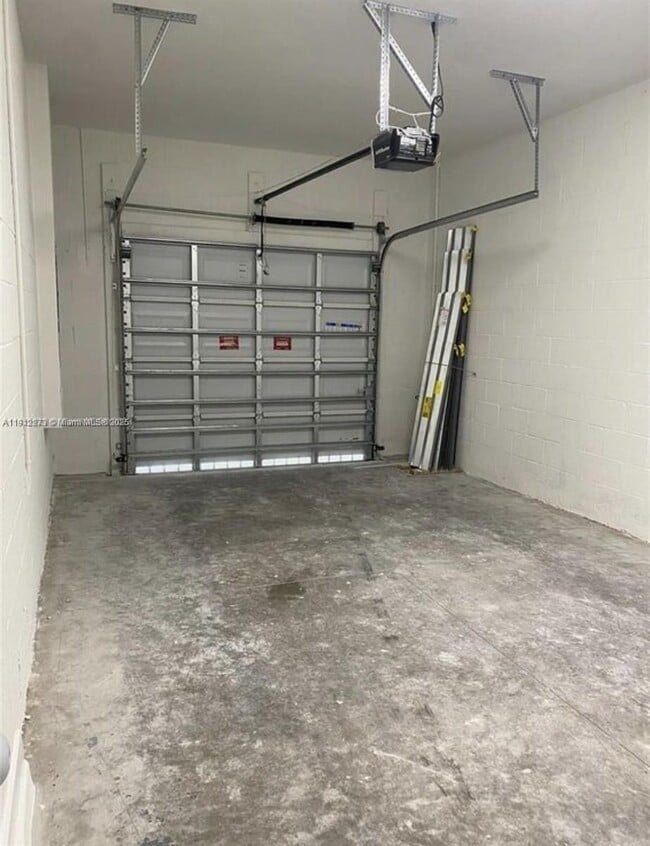 Building Photo - 784 SE 19th St