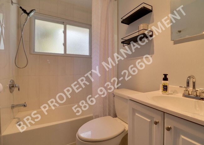 Building Photo - Move In Ready 3-Bedroom Home for Rent – West Bloomfield, MI