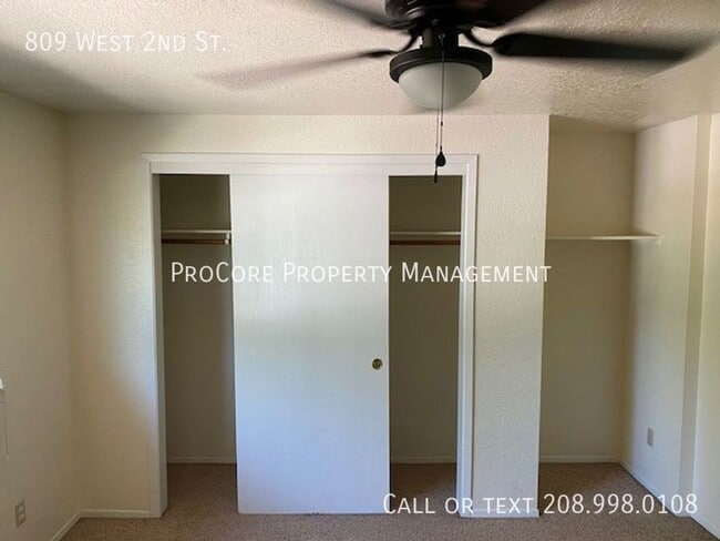 Building Photo - 2 Bed Modern Updates, 1.5 Baths, Semi-Fenced Covered Patio