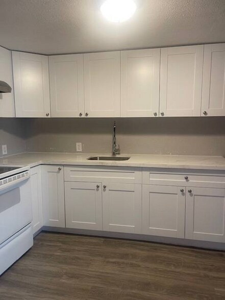 Building Photo - 1064 N Tamiami Trl