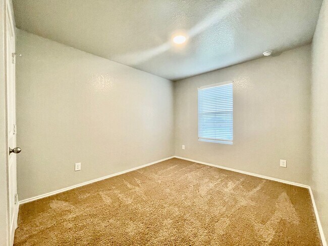 Building Photo - 4 Bedroom home in Cottonwood Creek w/ Fenced backyard