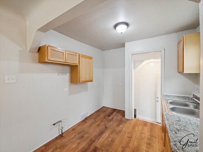 Building Photo - 3 bedroom  1.5 bath bungalow - $1200