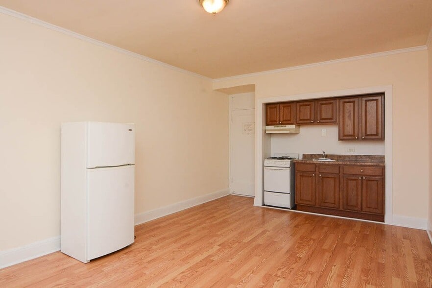 Building Photo - 3335 W Diversey Ave
