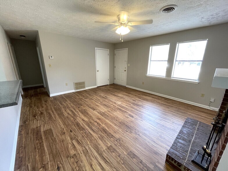 Building Photo - 112 Essex Ct