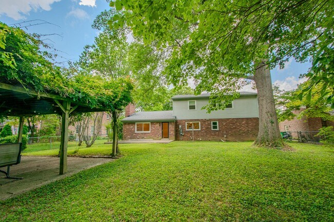 Building Photo - Recently Updated! 4 Bed/2.5 bath
