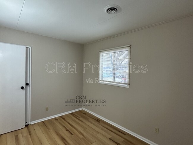 Building Photo - 1020 E Fischer St