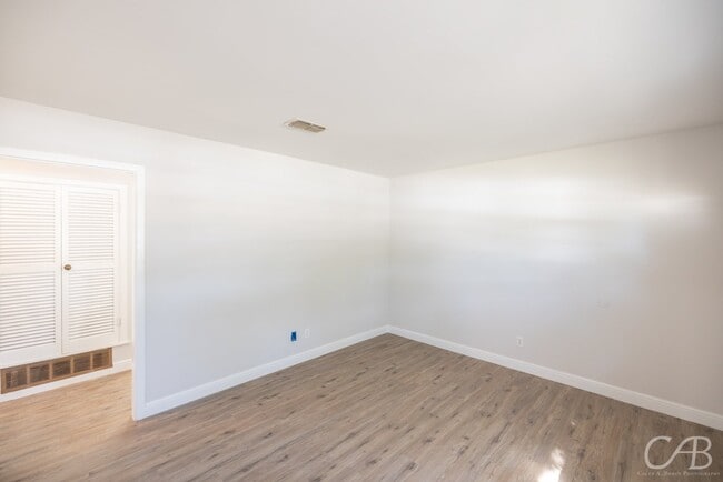 Building Photo - 872 Forrest Ave