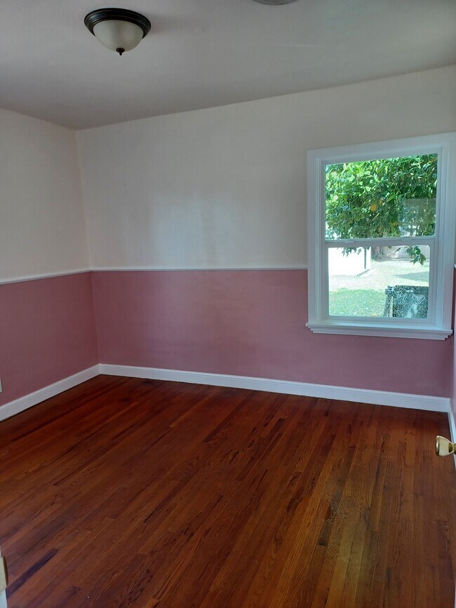 Building Photo - 2002 Hendricks Ln