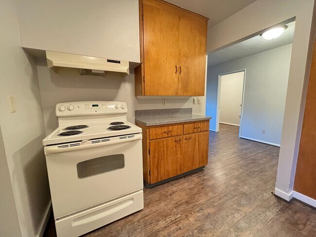 Building Photo - Lovely 2 Bed + 1 Bath Unit in Forest Grove...